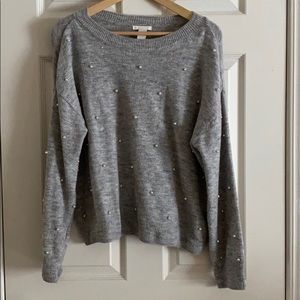 Grey sweater with small pearls